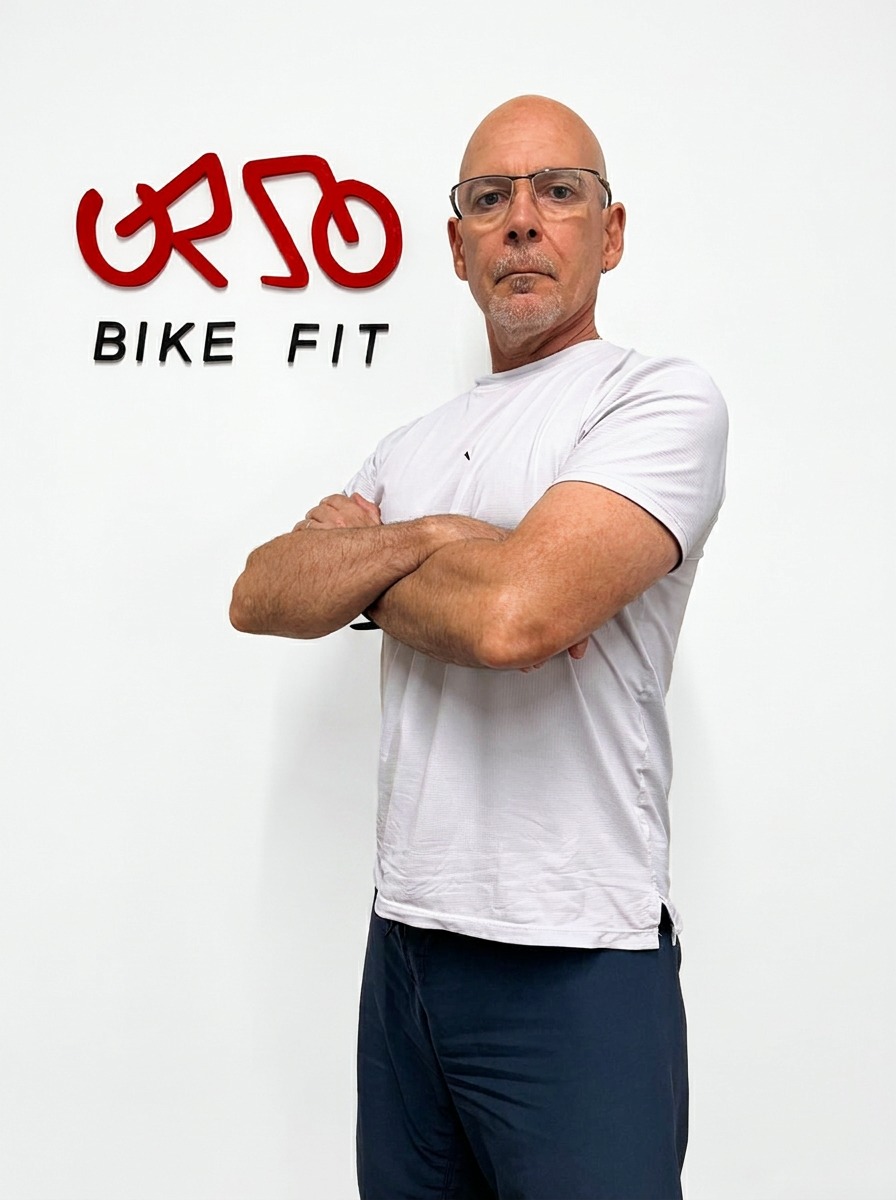 José Urso ao lado de uma bicicleta no estúdio de bike fit