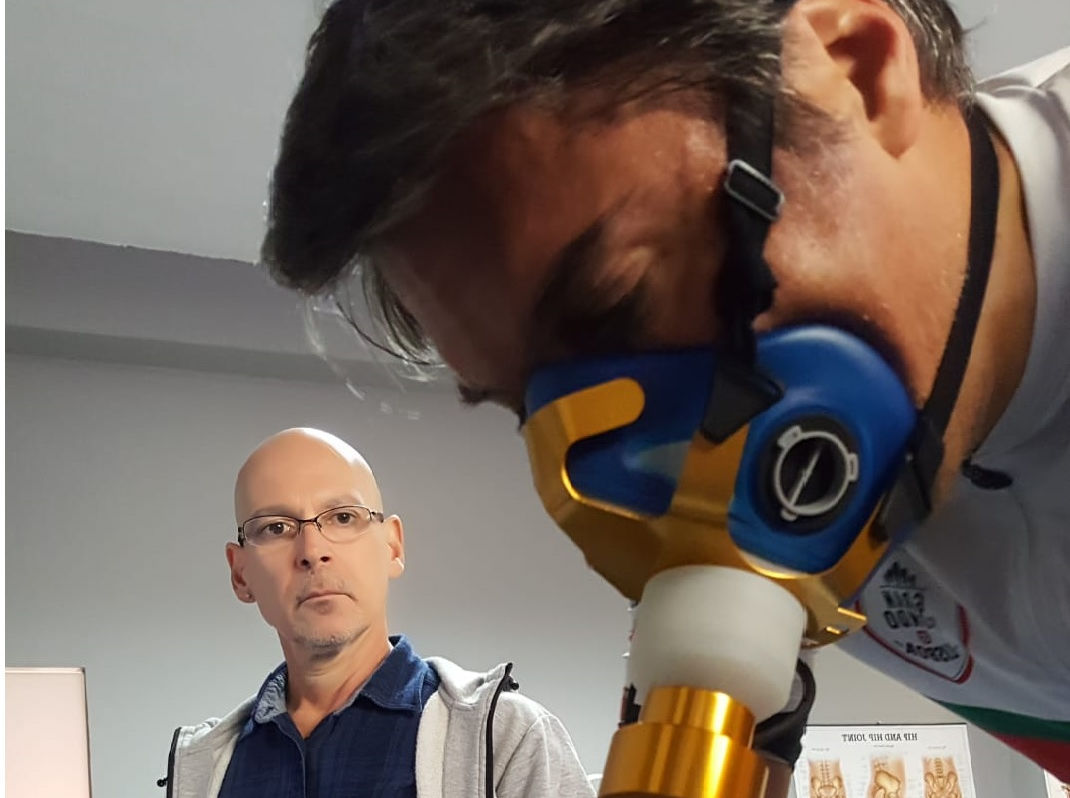 Ciclista com máscara de análise de gases durante teste progressivo de VO2 no cicloergômetro